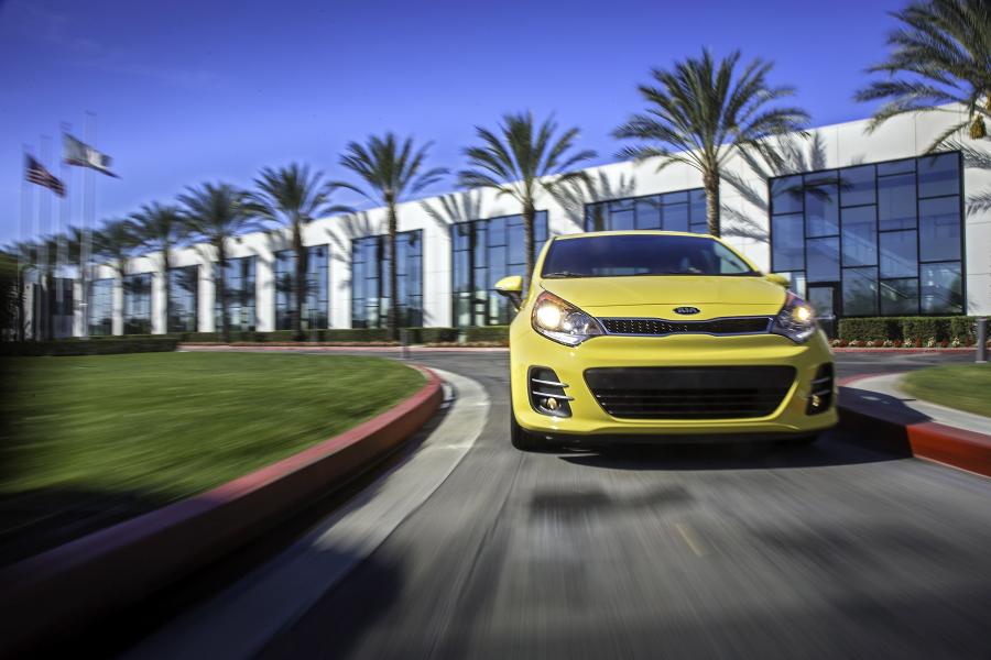  Kia Rio 5-Door 2015 года  (US) (фото 6 из 29)